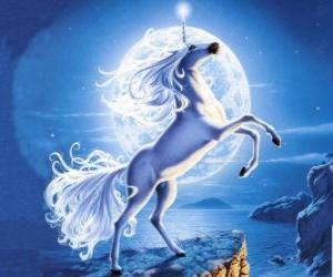 пазл Единорог - Молодая лошадь со спиральным рогом